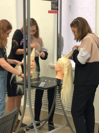 Школьники выполняют плетение кос.jpeg